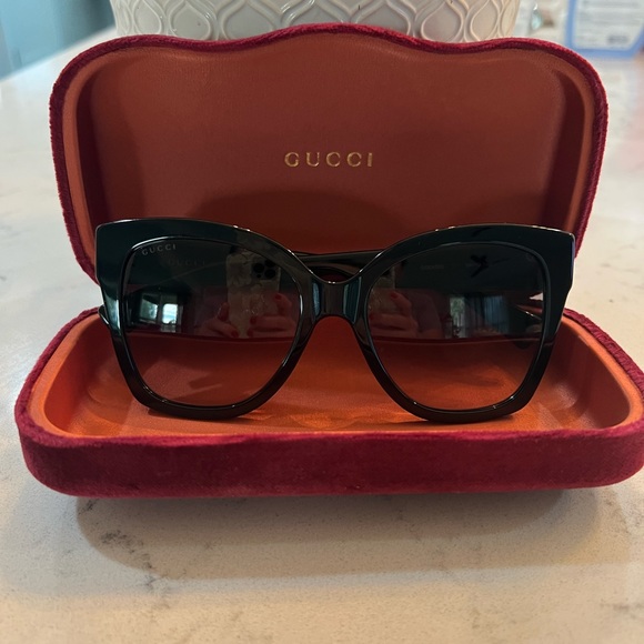 Like new Gucci oversized black sunglasses. PLUS FREE SHIPPING - Picture 7 of 14